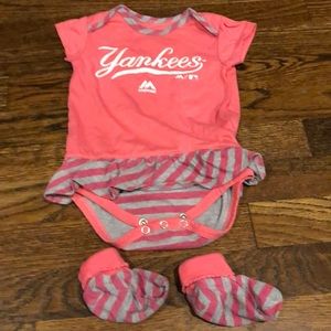Yankees Majestic baby girl dress and booties